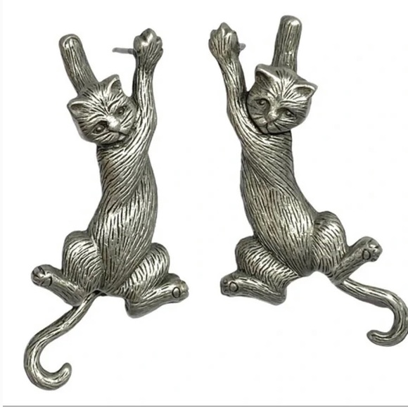 Vintage ©️JJ Hanging Cats Articulated Tail Earrings.  Base metal:  Pewter - Picture 1 of 5